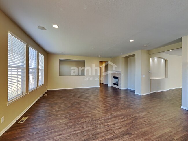 Building Photo - 121 N Elk Court