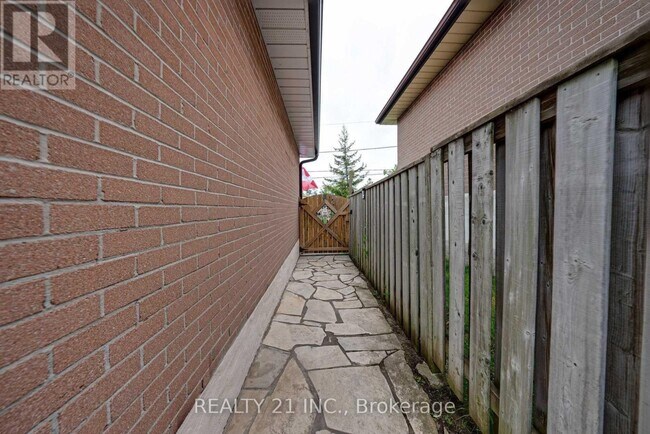 Photo du bâtiment - 812 Sanok Dr