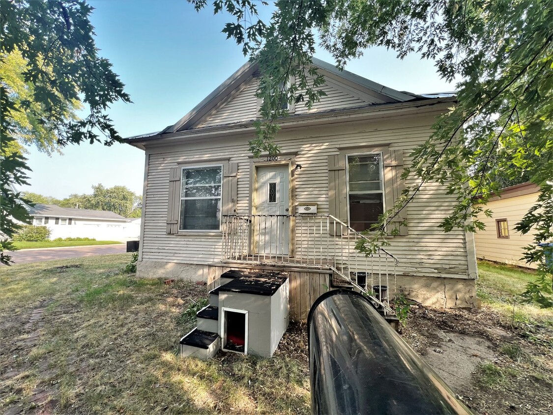 Primary Photo - 1200 E 3rd-2 Bedroom house