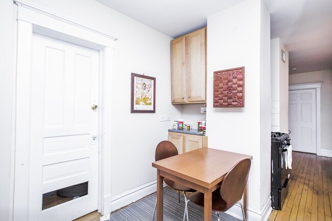 Building Photo - TOP FLOOR 2bed/1bath in Bucktown!  In-Unit Laundry! Central Air! Shared Patio!