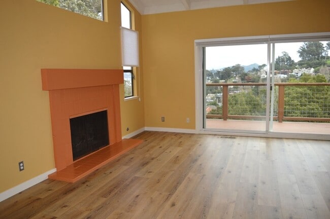 Building Photo - Lovely and Large Sausalito Condo with View!
