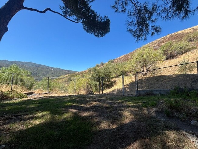 Foto del edificio - 3 Bedroom Single Story Home for Rent in Newhall.