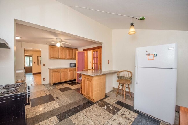 Building Photo - 2599 Huntington Dr