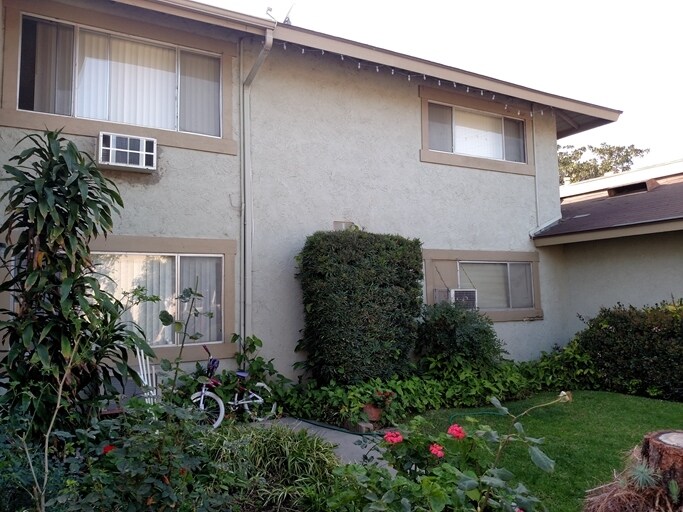Foto del edificio - 3176 E Orangethorpe Ave
