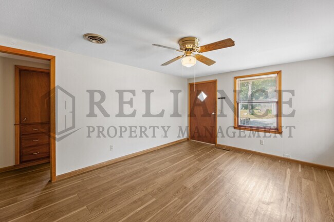 Foto del edificio - 215 E 1st St