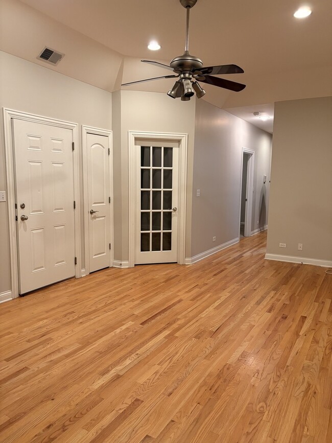 Building Photo - 5924 N Milwaukee Ave