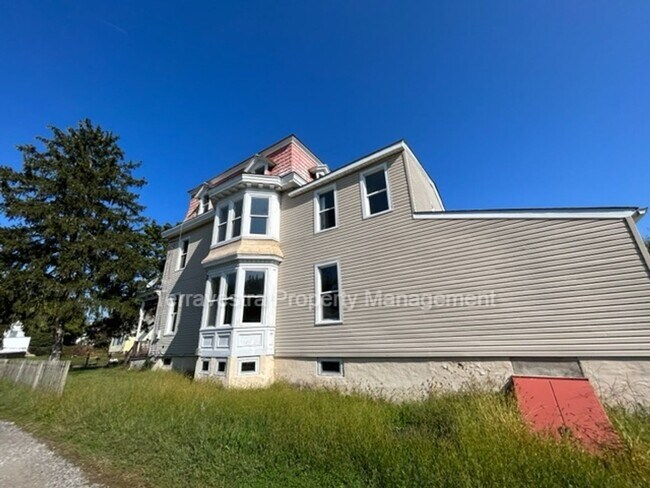 Building Photo - Price lowered! Rare find! 5 Bedroom 1.5 Ba...