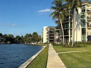 Building Photo - 900 River Reach Dr