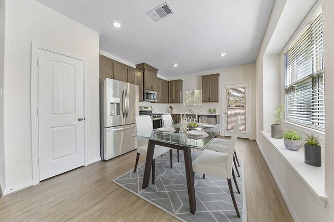 Building Photo - 115 Silver Sky St