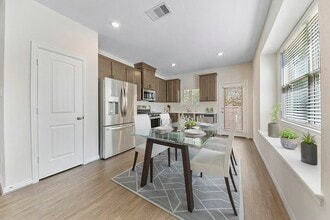 Building Photo - 115 Silver Sky St