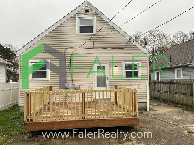 Building Photo - Charming Cape Cod - 4 bedrooms!