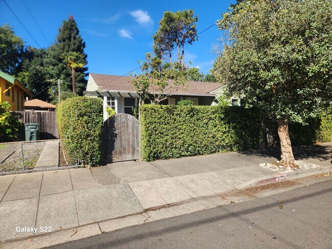 Foto del edificio - Beautiful 2 bedroom/1 bathroom home with a...