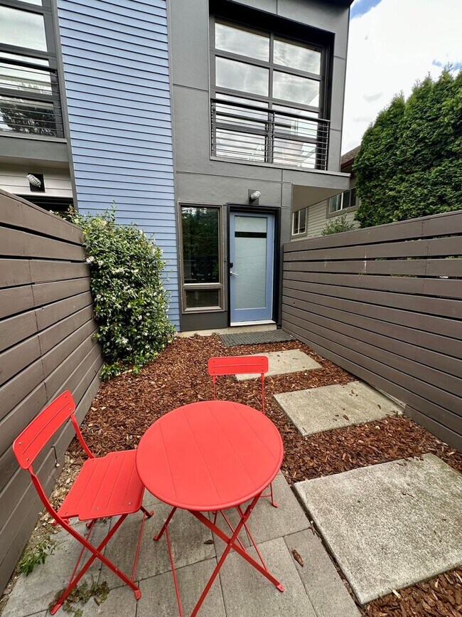 Building Photo - Capitol Hill Townhouse