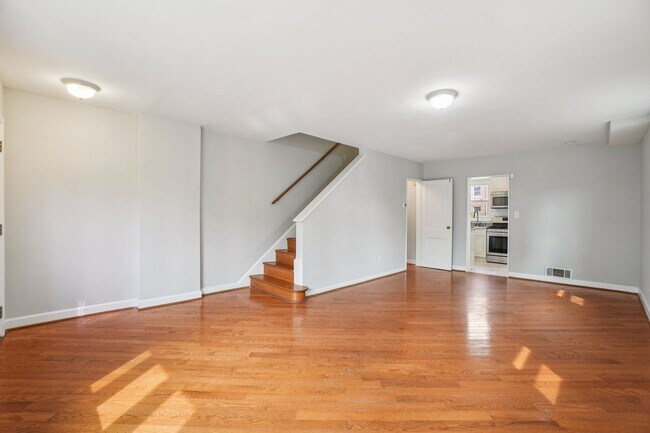 Foto del edificio - Semi Detached Home in Riggs Park!