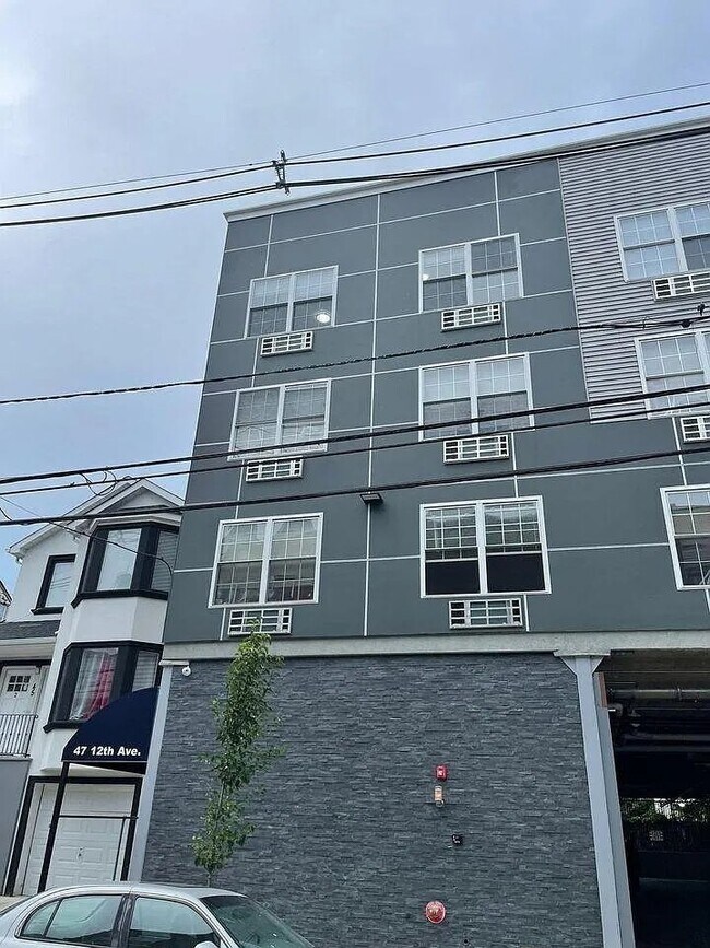Foto del edificio - 51 12th Ave