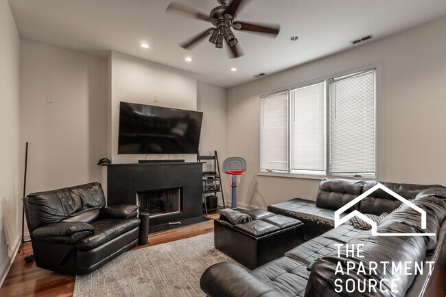 Photo - 1354 W Augusta Blvd Apartment