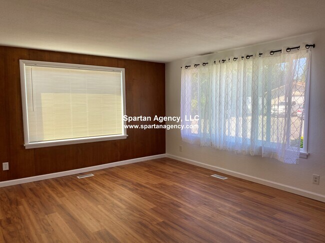 Building Photo - 2608 Linden Ln