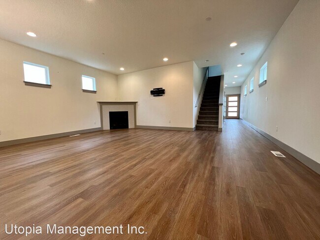 Building Photo - 3 br, 2.5 bath House - 12650 SE Kelly St