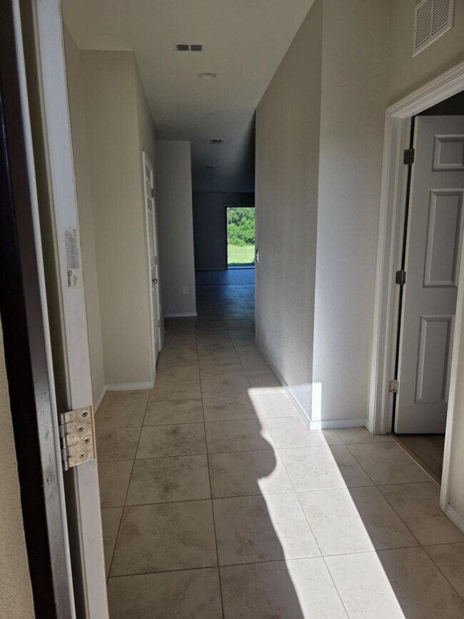 Building Photo - Spacious 4-Bedroom Home in Trillium – 1,97...