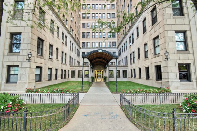 Building Photo - 3520 N Lake Shore Dr