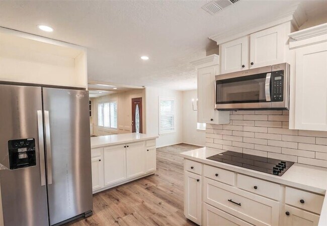 Building Photo - 15626 Canterbury Forest Dr