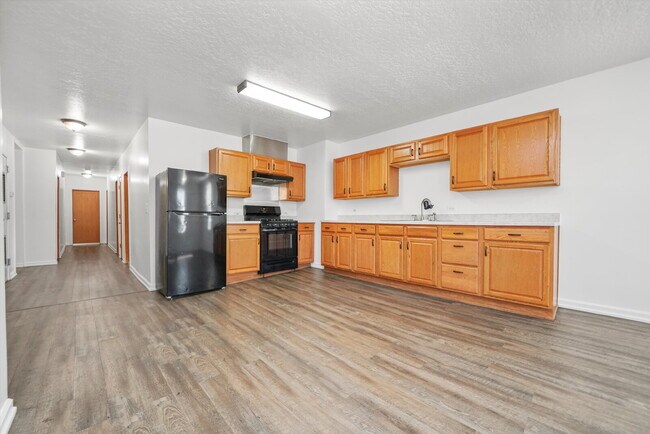 Foto del edificio - Freshly Renovated 4BR Apartment