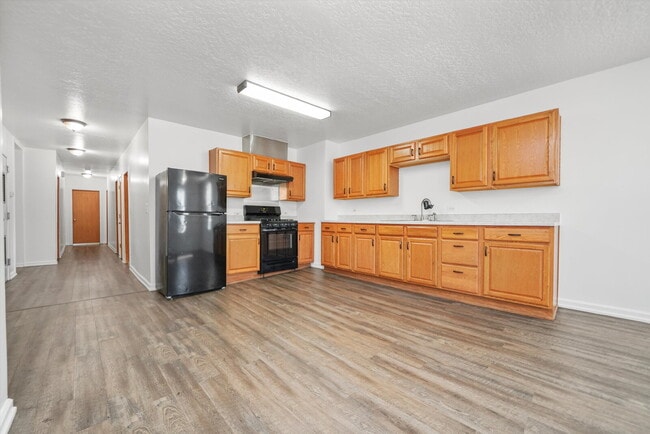 Building Photo - Freshly Renovated 4BR Apartment