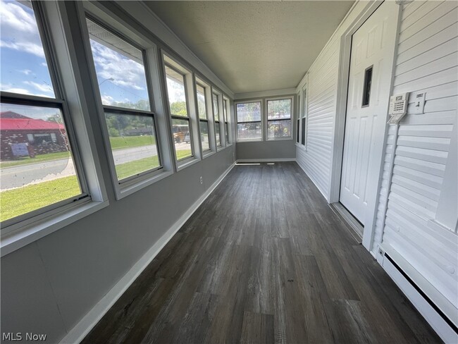 Building Photo - 304 Dewey Ave