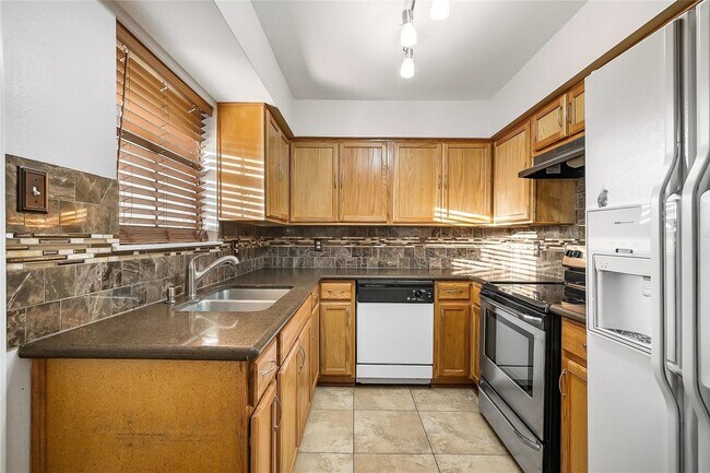 Foto del edificio - 3100 Walnut Bend Ln