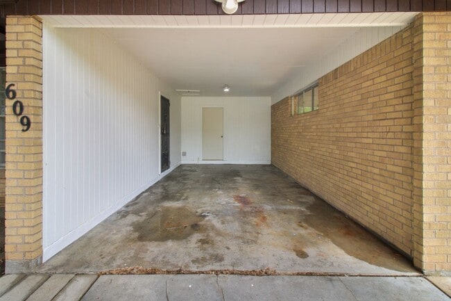 Building Photo - 609 E Walnut Ave