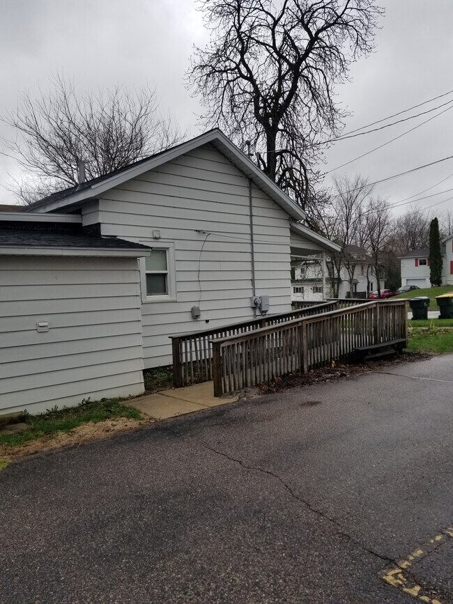 Building Photo - Main Street House