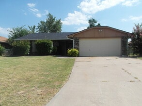 Building Photo - 2611 NE Lake Ave