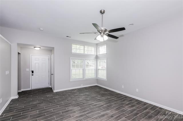 Foto del edificio - 10005 Dunfries Rd