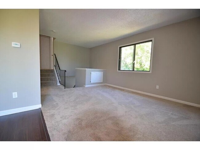 Foto del edificio - Beautifully Updated End-Unit Townhome – Av...