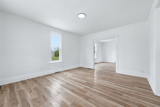 Foto del edificio - Charming 3BR with Garage & Updates