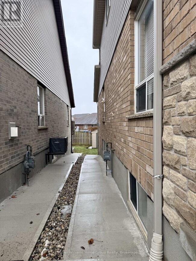 Building Photo - 147 Fleming Rd