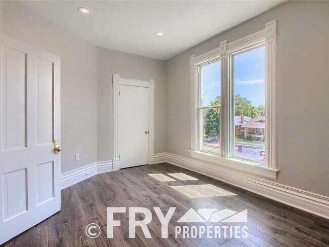 Foto del edificio - Beautiful, fully remodeled second floor du...