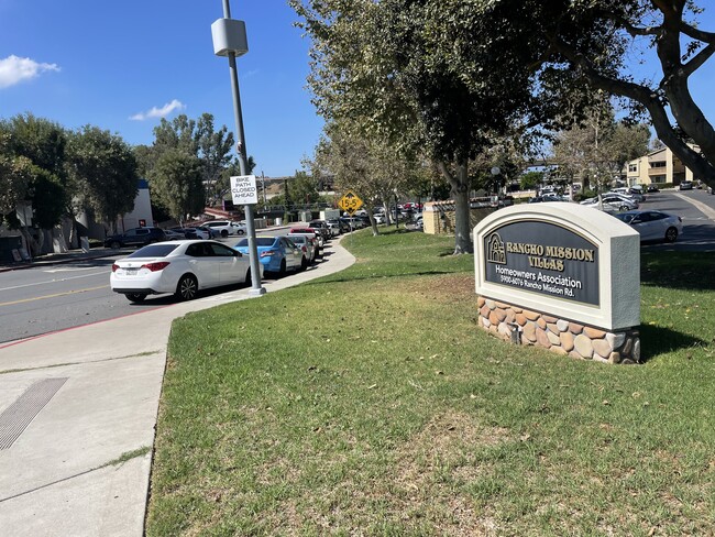 Foto del edificio - 5900 Rancho Mission Rd