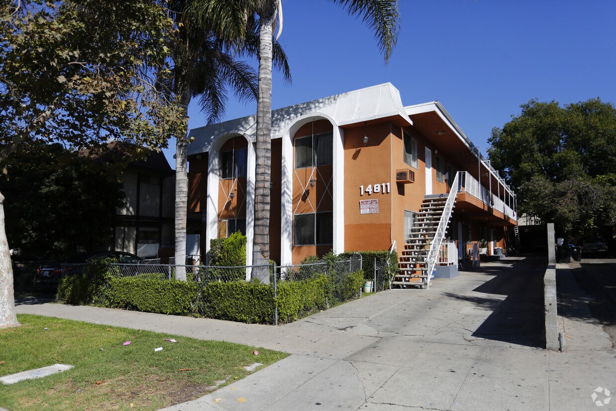 Building - 14811 Sylvan St
