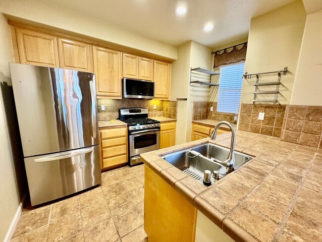 Foto del edificio - Located in a peaceful and well-maintained senior community, this spacious 3-bedroom, 3.5-bath Plu...