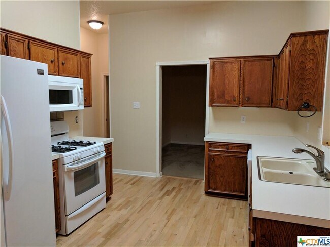 Building Photo - 1502 Stratford Dr