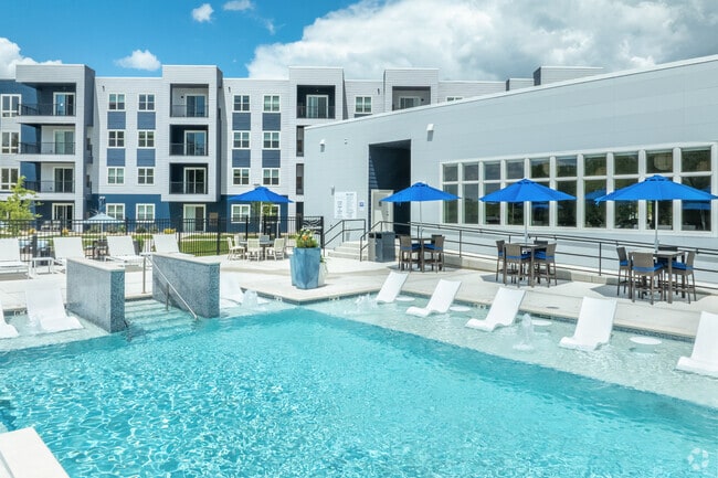 Pool - Signature Pointe