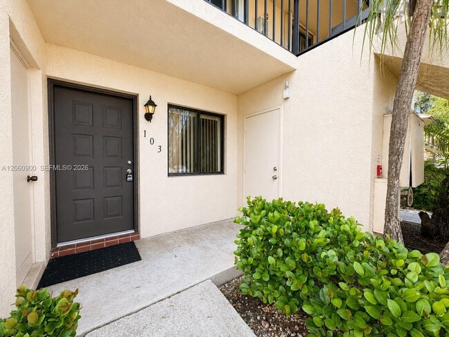 Building Photo - 6585 Somerset Dr