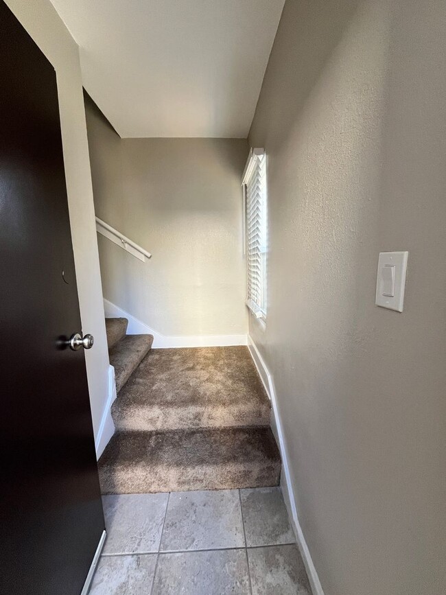 Building Photo - LARGE 1 BEDROOM 1 BATH UPSTAIRS UNIT READY...