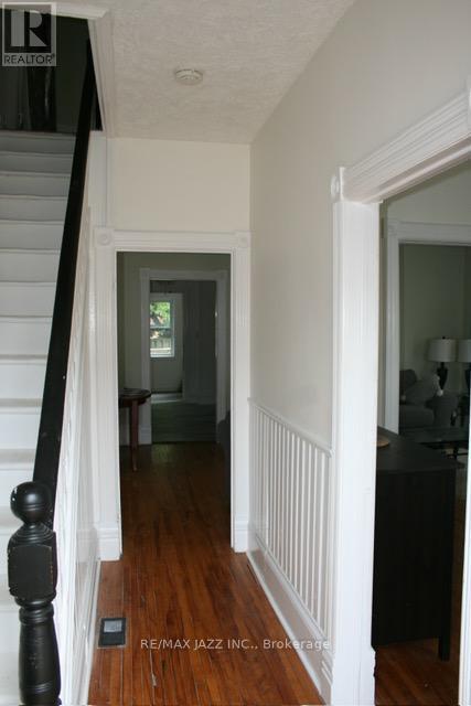 Building Photo - 177 Athol St E