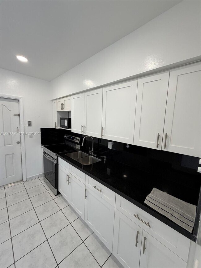 Foto del edificio - 3112 SW 16th St