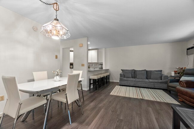 Building Photo - 8 Rose Ln