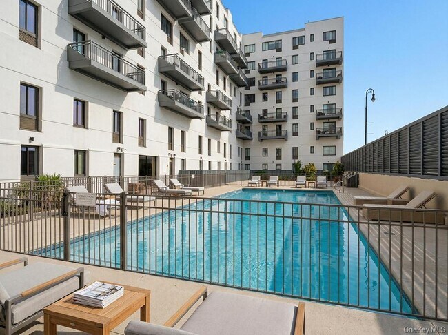 Foto del edificio - 100 W Broadway