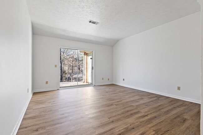 Building Photo - 463 Reede St