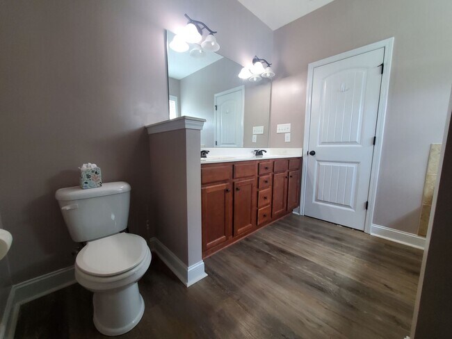 Building Photo - 2244 Lakedale Dr